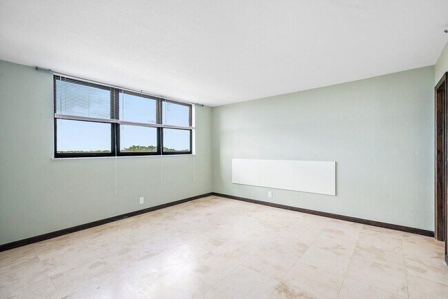 Building Photo - 2400 Deer Creek Country Club Blvd