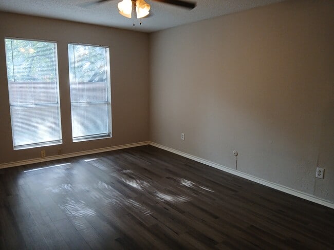 Building Photo - 3202 Foxboro Dr