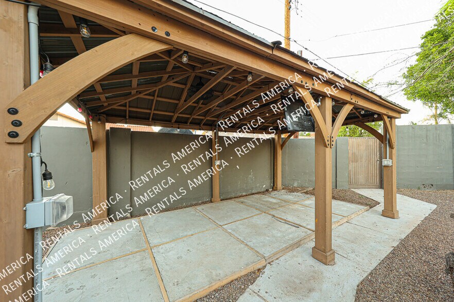 Building Photo - 1424 N Gene Ave