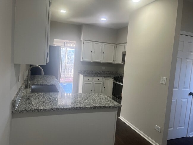 Building Photo - 567 W Parkside Dr