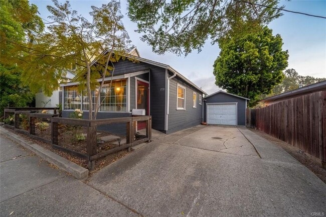 Primary Photo - Charming 2 Bedroom, 2 Bathroom Bungalow wi...