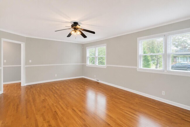 Building Photo - 208 N Lewis Ct