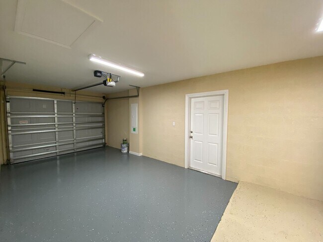 Building Photo - Desirable SE Ocala Neighborhood 3/2/1 **WON"T LAST**