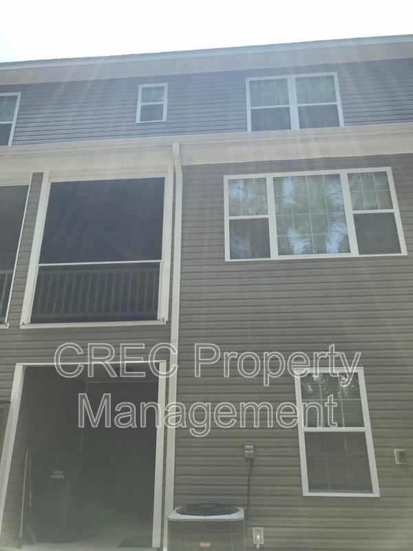 Building Photo - 4055 Hartland St