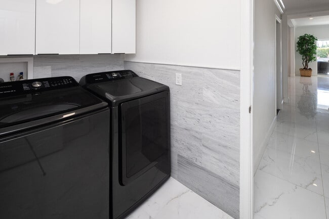 Building Photo - 41215 Carlotta Dr