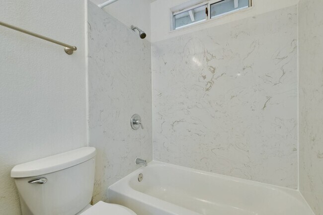 Building Photo - I Street