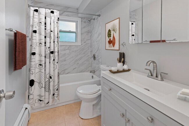 Building Photo - Recently Rehabbed 1-Bedroom in Lake Bluff | Pet Friendly + Prime Location