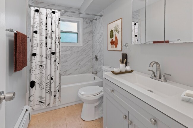 Building Photo - Updated 2 Bed in Lake Bluff | Parking Included | Pet Friendly | Top Schools