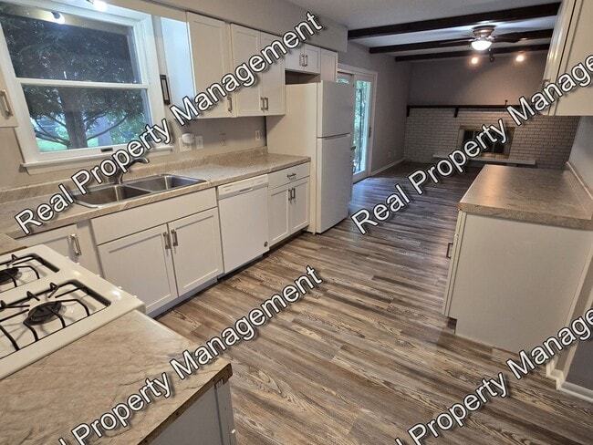Building Photo - Large 2 Bedroom Duplex