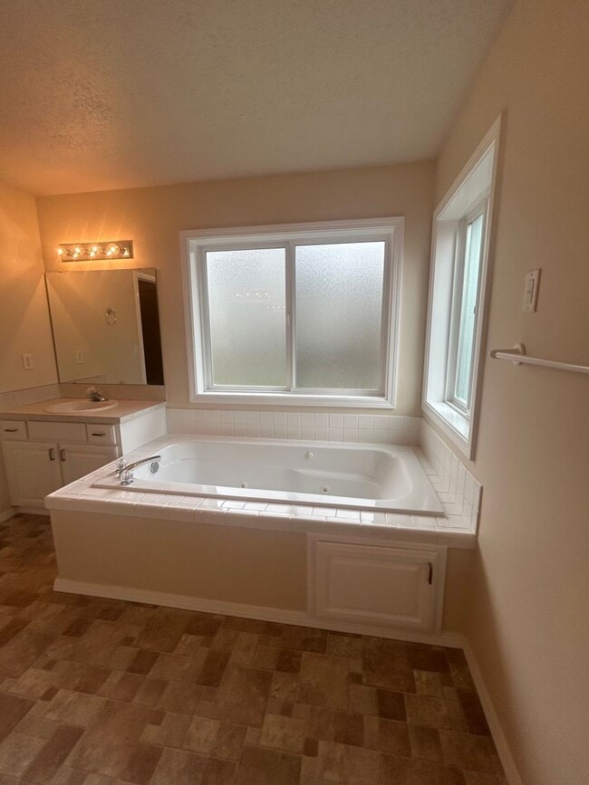 Building Photo - Beautiful Three Bedroom in Keizer