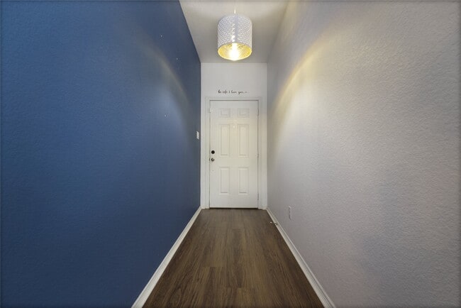 Building Photo - 2106 Benjamin Park