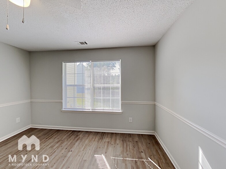 Building Photo - 1128 Village Oaks