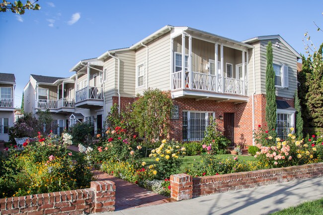 Garden with 60 rose bushes - 1054 Masselin Ave