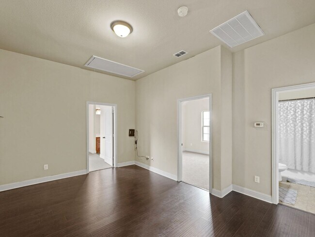 Building Photo - 5 Bedroom Single Family in Heartland