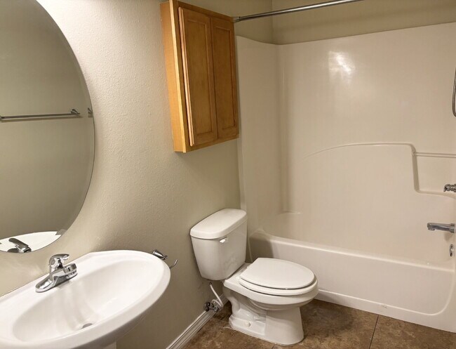 Building Photo - "Spacious 4-Bed Townhouse in Fort Walton B...