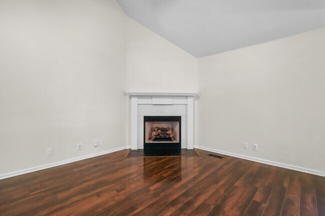 Building Photo - 3817 Roscommon Way