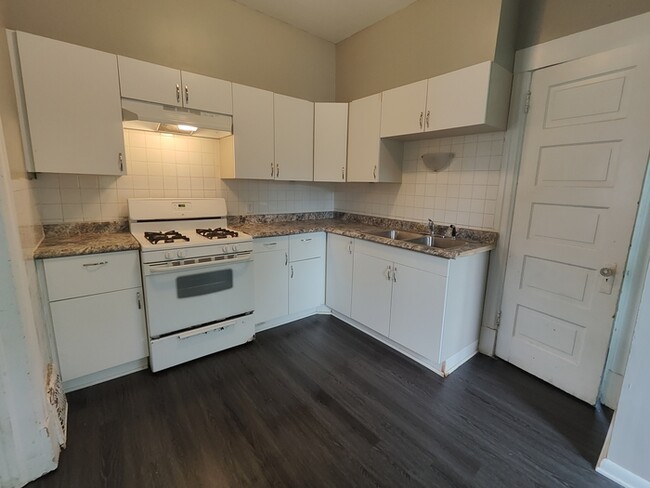 Building Photo - Spacious & Updated 2BR Apartment – Stylish...