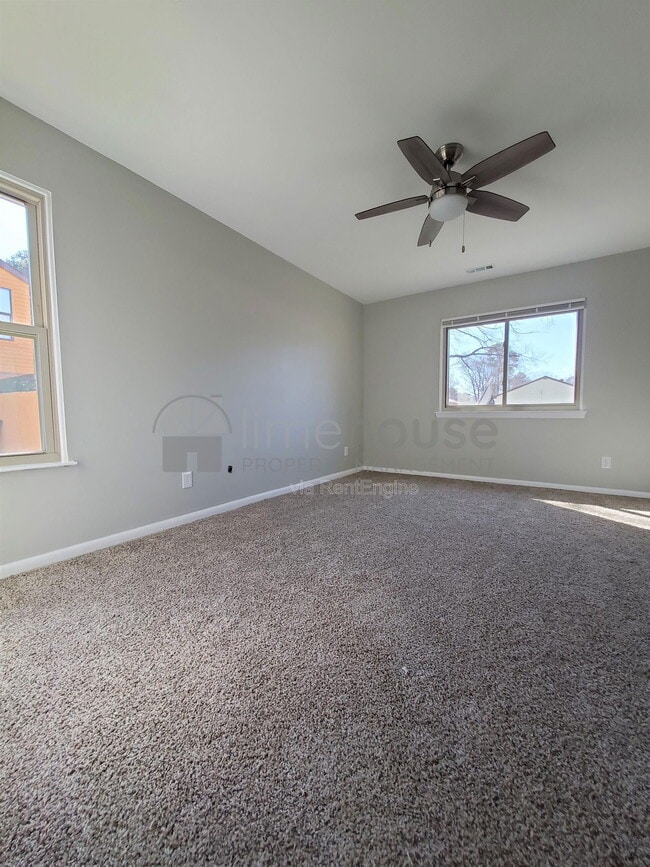 Building Photo - 1553 Beachview Dr