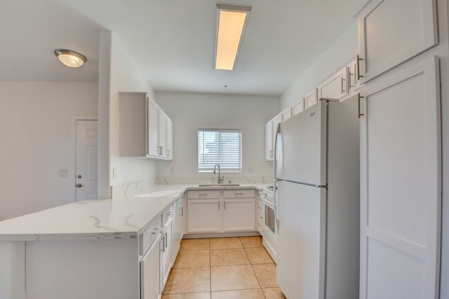 Building Photo - CLEAN, move in ready~GATED and super COMMUNITY!