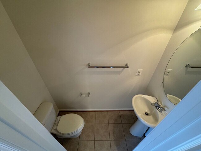 Building Photo - Gorgeous 3 Bed 3.5 Bath Interior Townhome In Powells Run Village