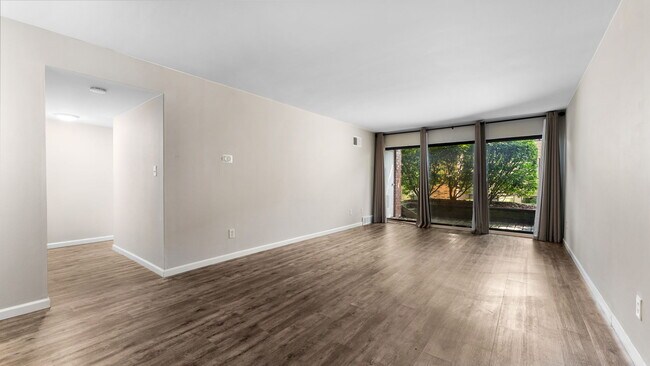 Building Photo - 1225 S Maple Rd