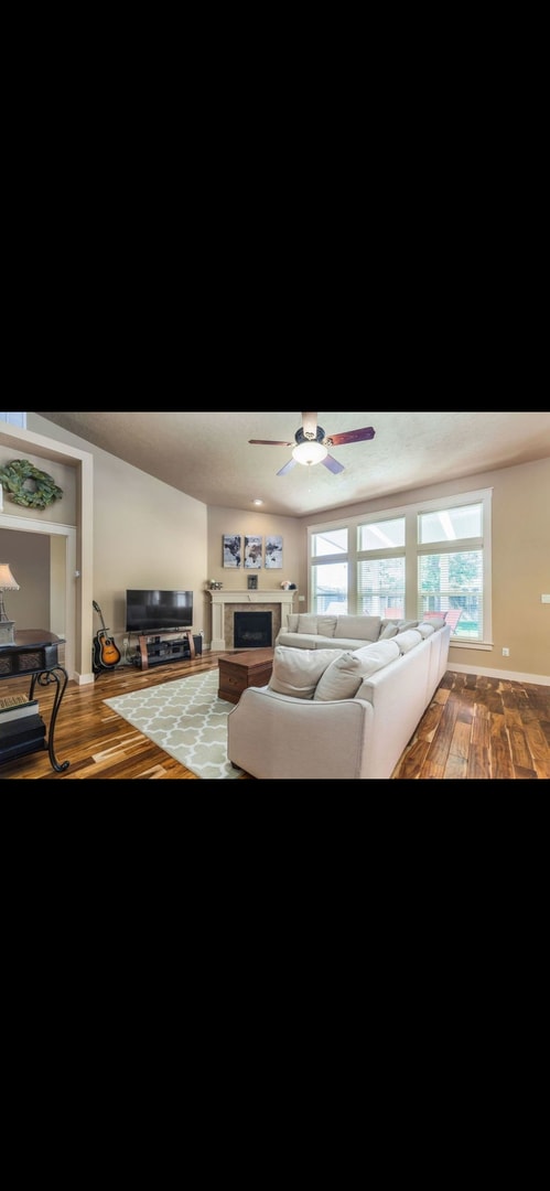 Building Photo - 4 Bedrooms with a large back yard