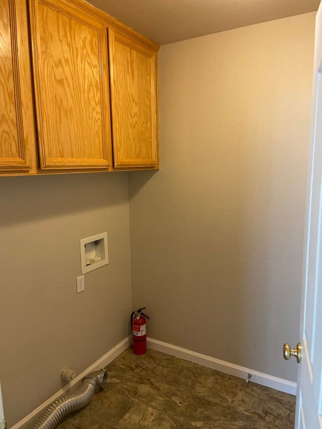 Building Photo - Willow Springs - Cozy 3 Bdrm, 2 Bath on culdesac. Walking distance to Folsom HS