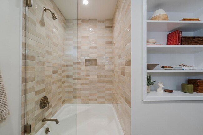 Building Photo - Beautiful Tarzana Rental!