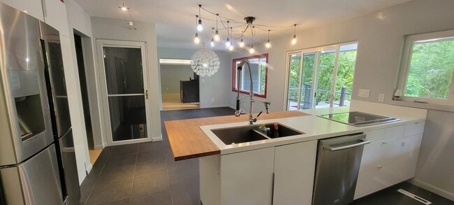 Building Photo - 4 bedrooms 3 baths beautiful house