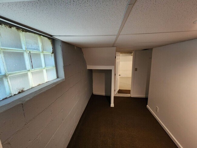 Building Photo - Charming 3-Bedroom Property In Prime location