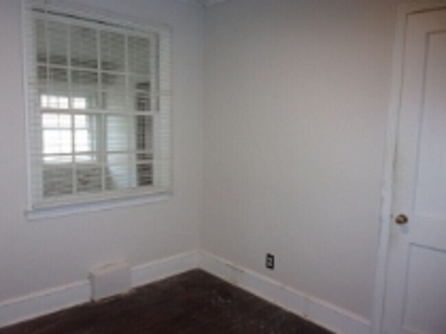 Building Photo - 517 S Jones Ave