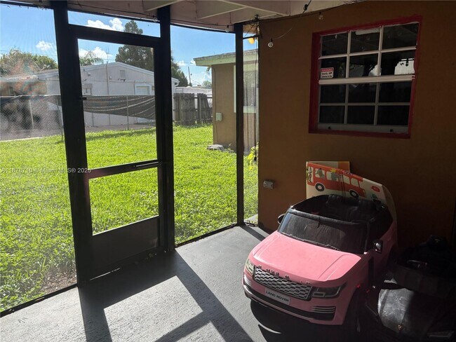 Building Photo - 6329 Fletcher St