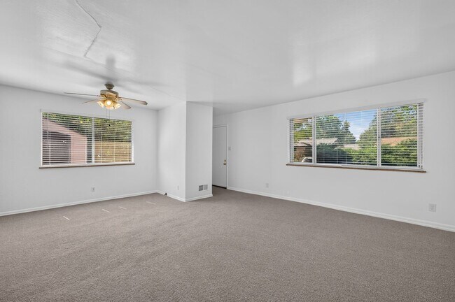 Building Photo - Cozy 2 bedroom duplex