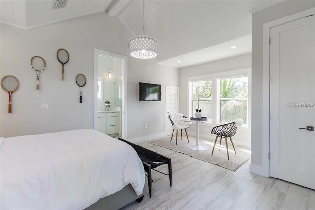 Building Photo - 580 Broadway St