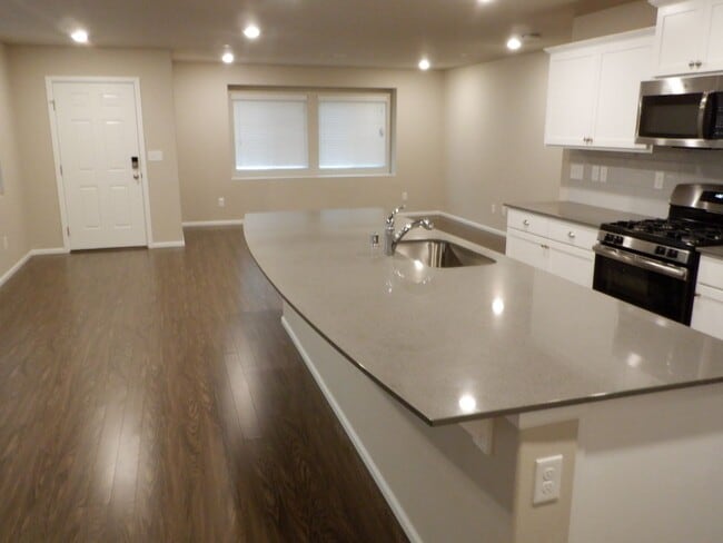 Building Photo - 3308 Hoffman Hill Blvd