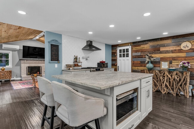 Building Photo - 32 Twin Bridge Rd