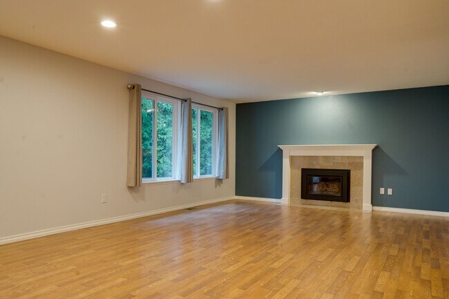 Building Photo - Kent Tri-level home