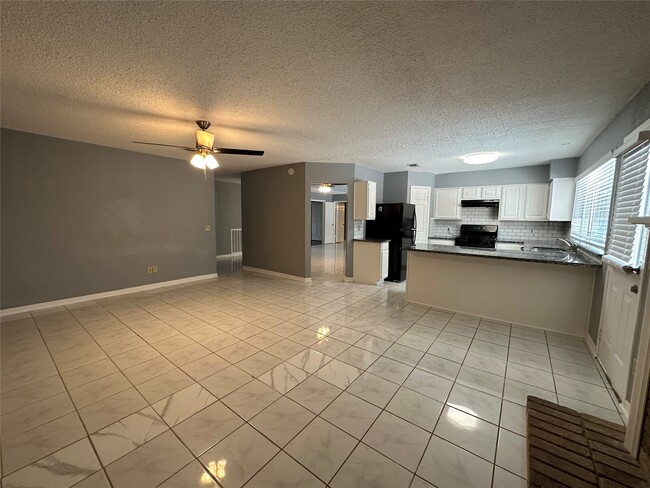 Building Photo - 3319 Green Fields Dr