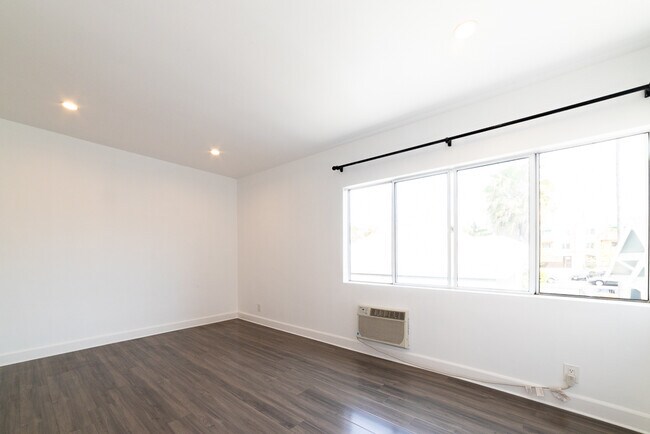 Building Photo - 319 Heliotrope Dr