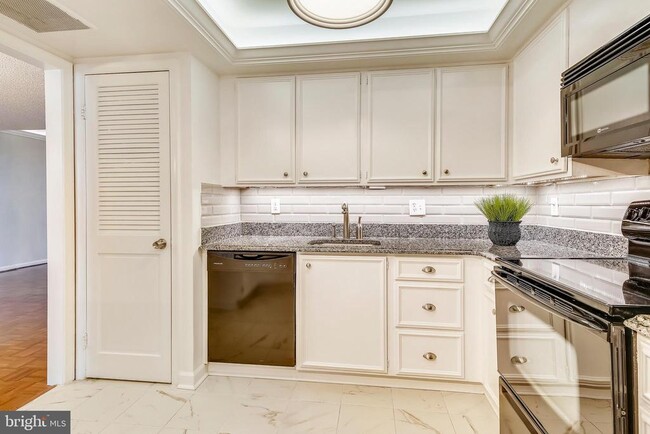 Building Photo - 1101 S Arlington Ridge Rd