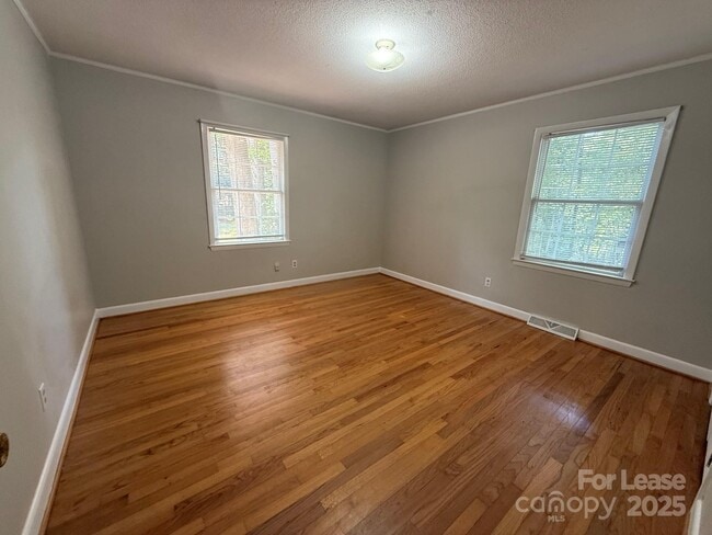 Building Photo - 301 Montgomery Dr