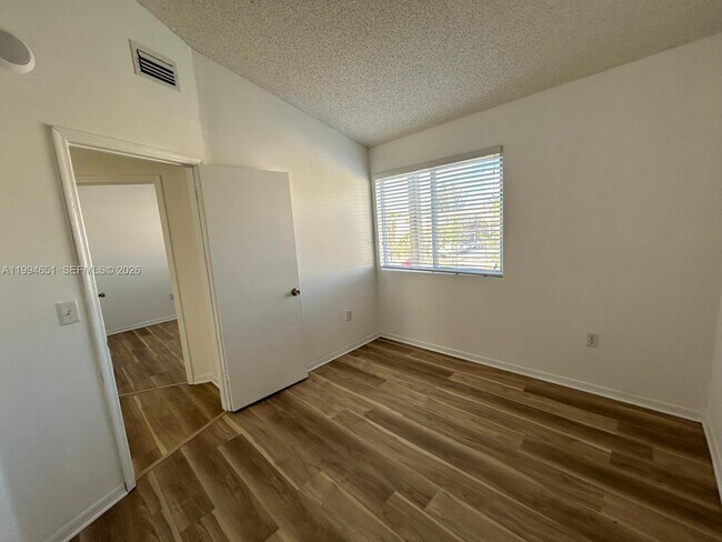 Building Photo - 6255 SW Kendale Lakes Cir