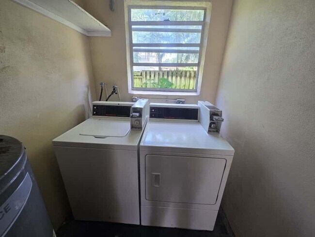 Building Photo - 620 S Broadway