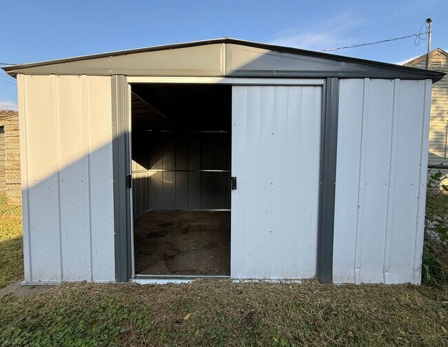 Building Photo - Cozy 3BD, All Main-Floor Living with Large...