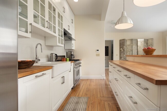 Building Photo - 31 Sharon Rd