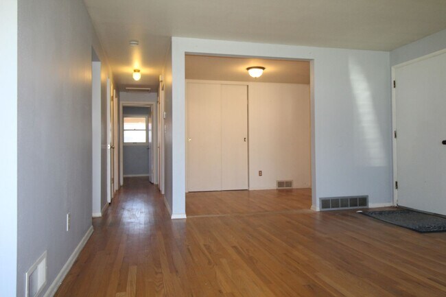 Building Photo - 3123 W Bismark Ave