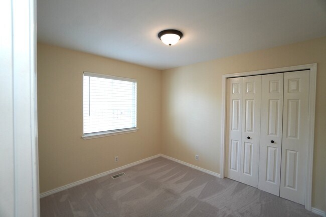 Building Photo - 5903 S Snowdrop Pl