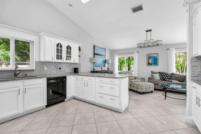 Building Photo - 7641 W Country Club Blvd