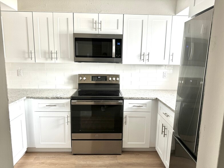 Building Photo - 6054 Amberly Ct