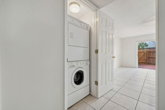 Building Photo - "Spacious 2-Bed Condo with Modern Upgrades...